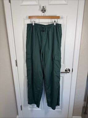 Field and Stream green waterproof pants size XL
Fishing, camping, outdoor